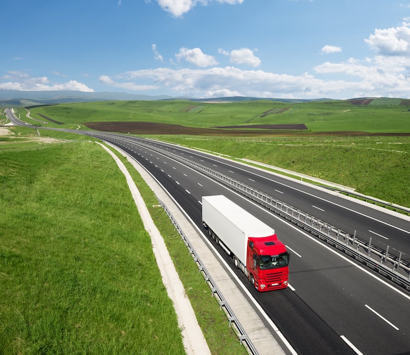 camión en autopista