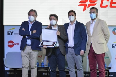 Álvaro Casals, Head of Compensation and Benefits and Rafael Venegas, Head of Benefits (in the center) at the award ceremony.