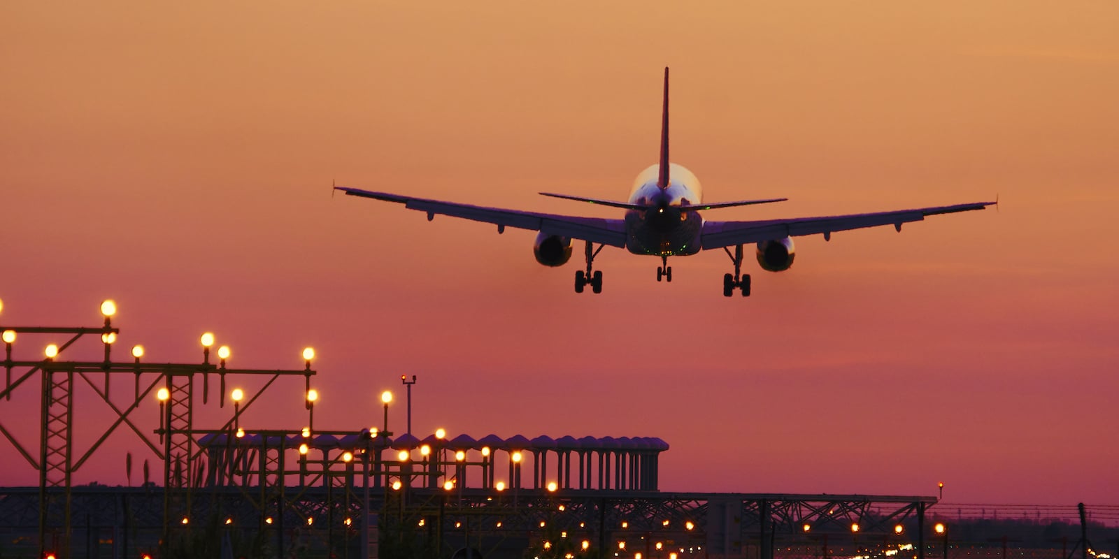 avión aterrizando en aeropuerto