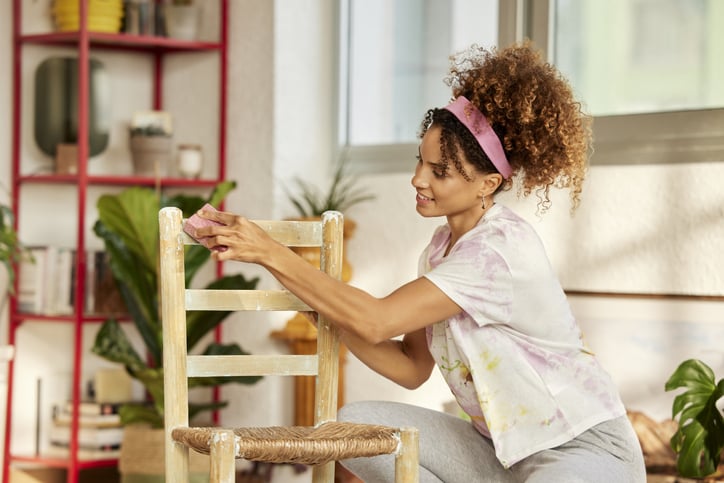 una mujer decorando la casa