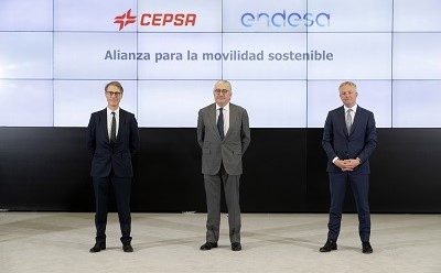 Cepsa CEO Philippe Boisseau, Endesa CEO José Bogas, and incoming Cepsa CEO Maarten Wetselaar at the signing of the agreement.