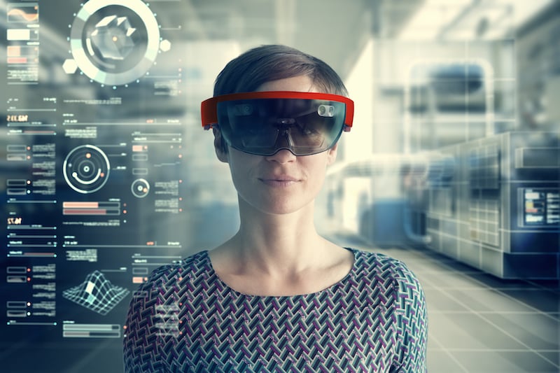 mujer con gafas de realidad virtual