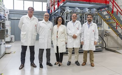 Miembros de Cepsa en el Centro de Investigación, de izquierda a derecha: Rafael Larraz, director de I+D, Carlos Barrasa, director de Clean Energies, Joana Frontela, directora del Centro de Investigación, Avelino Corma, asesor científico, y José Manuel Martínez, director de Tecnología, Proyectos y Servicios