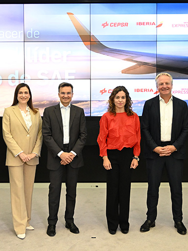 De izquierda a derecha, Carlos Gómez, CEO de Iberia Express, Carolina Martinoli, CEO de Vueling, Marco Sansavini, CEO de Iberia, Rosario Sánchez, secretaria de Estado de Turismo, Maarten Wetselaar, CEO de Cepsa, y Margarita de Gregorio, CEO de BIOCIRC.