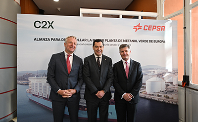 De izquierda a derecha Maarten Wetselaar, CEO de Cepsa, Juan Manuel Moreno Bonilla, presidente de la Junta de Andalucía, y Brian Davis, CEO de C2X.