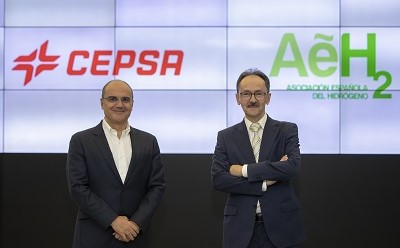 Carlos Barrasa, Cepsa’s director Commercial & Clean Energies and Antonio González, AeH2 vicepresident