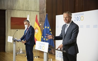 Maarten Wetselaar, consejero delegado de Cepsa, y Angel Víctor Torres, presidente de Canarias, durante el encuentro